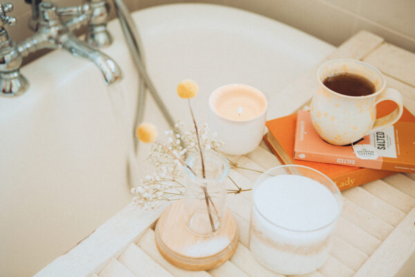 bath-with-scented-candles-600x400.jpg