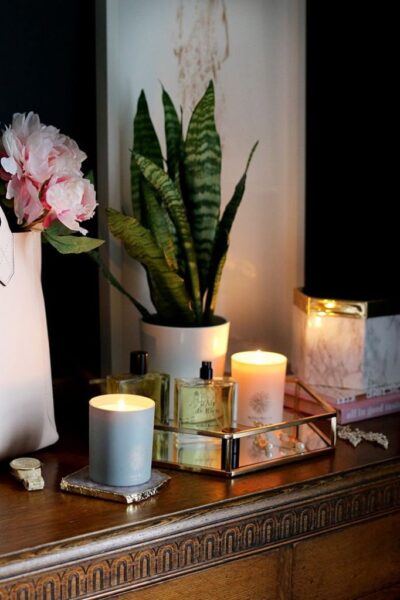 candle décor with flowers
