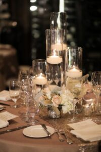 Floating wedding candle decor in wedding table 