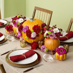 Natural elements in Thanksgiving table decor 