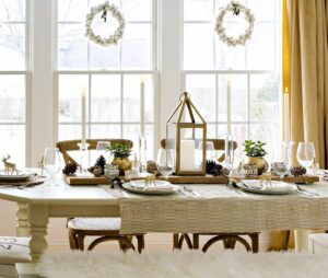 Simple Christmas table decoration 