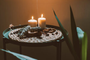 Cinnamon scent to create romance with candles 