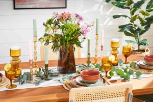romantic dinner centerpiece ideas with flowers and taper candles 